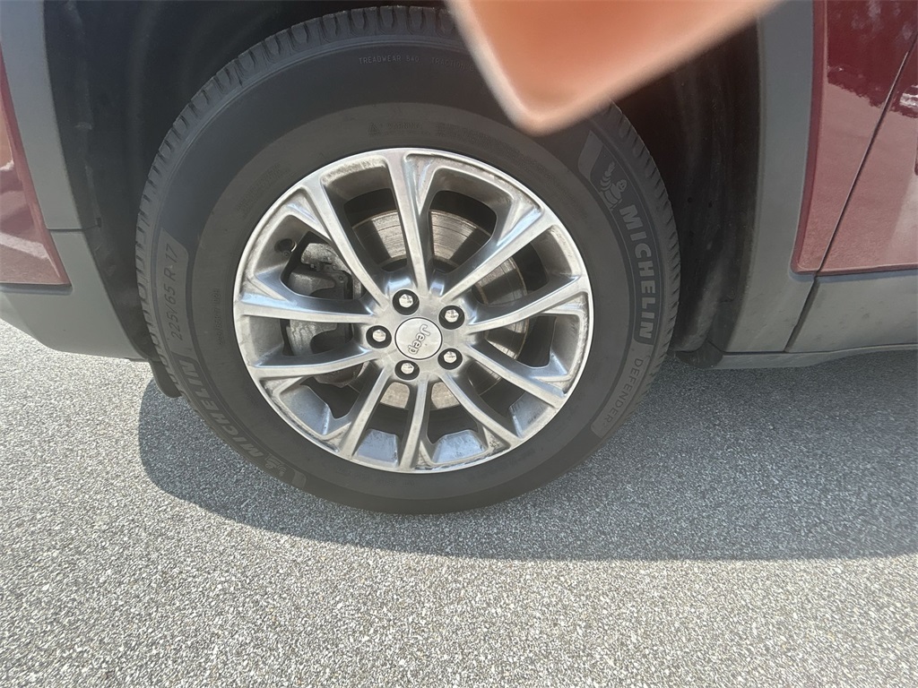 2019 Jeep Cherokee Latitude photo 16
