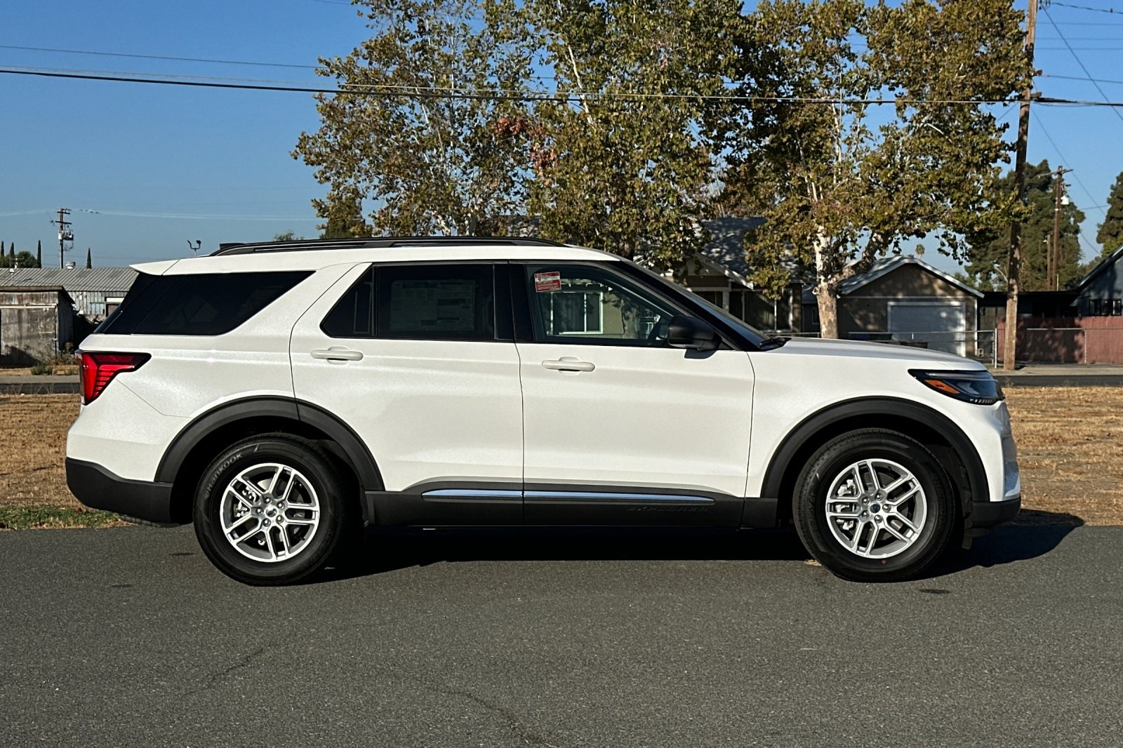 2025 Ford Explorer photo 3