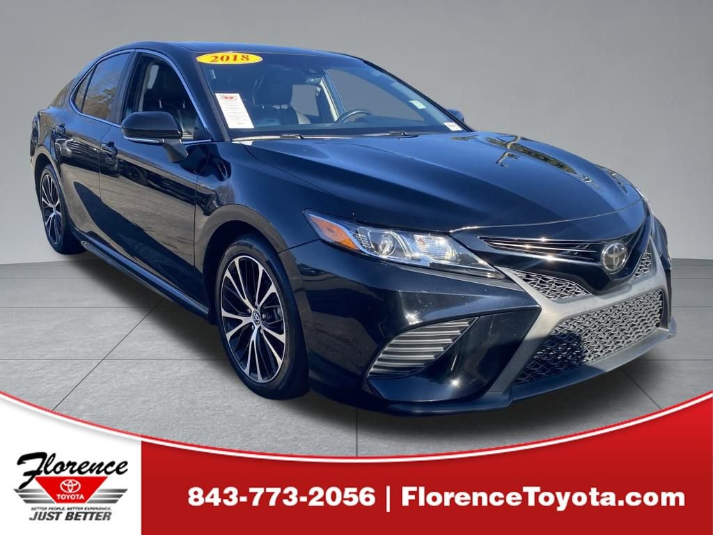 2018 Toyota Camry SE's photo