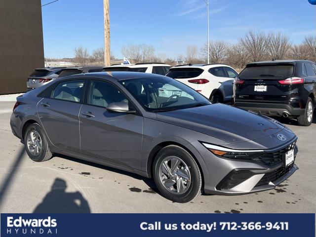 2025 Hyundai Elantra SE photo 3