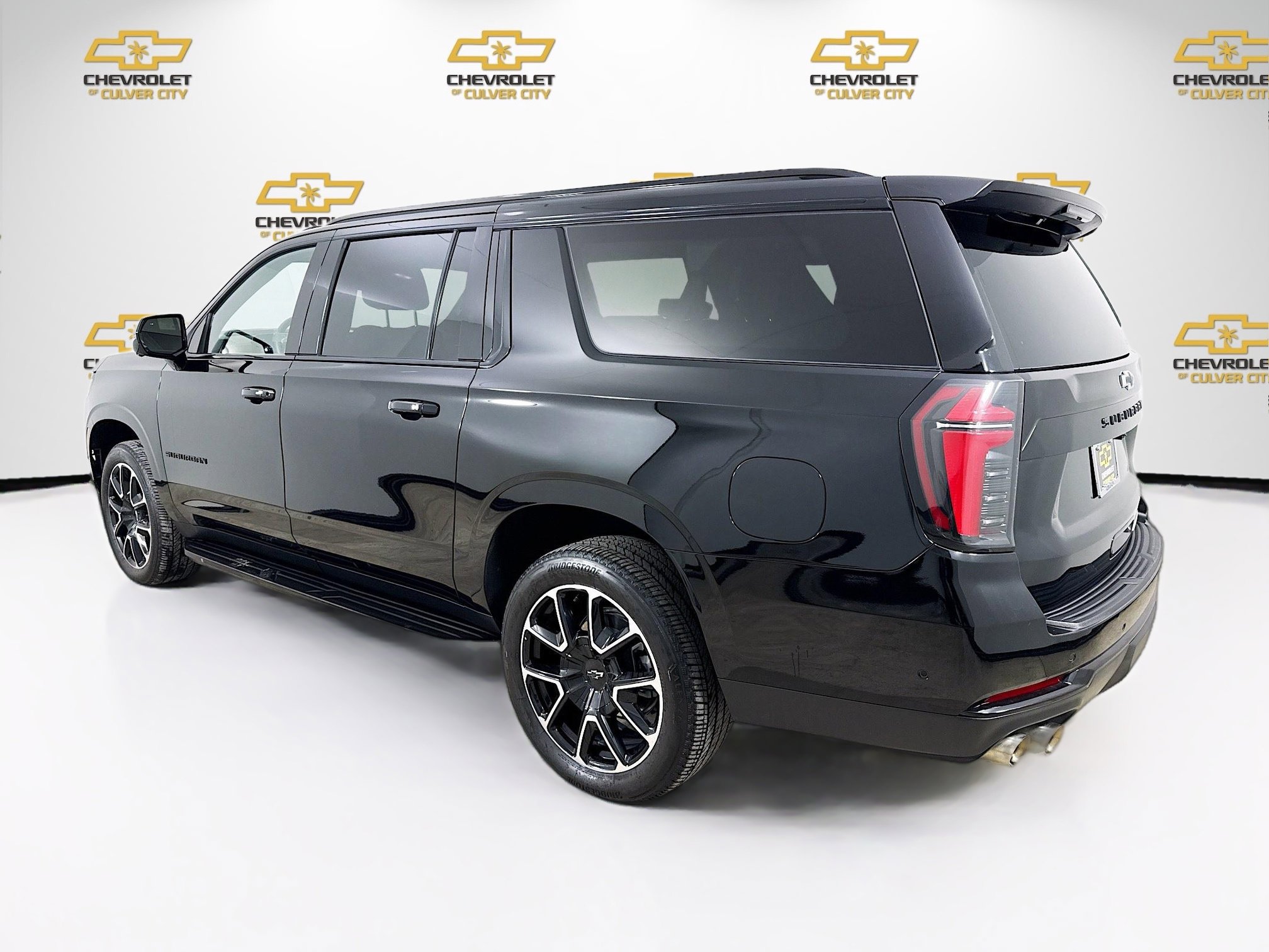 2025 Chevrolet Suburban RST photo 4