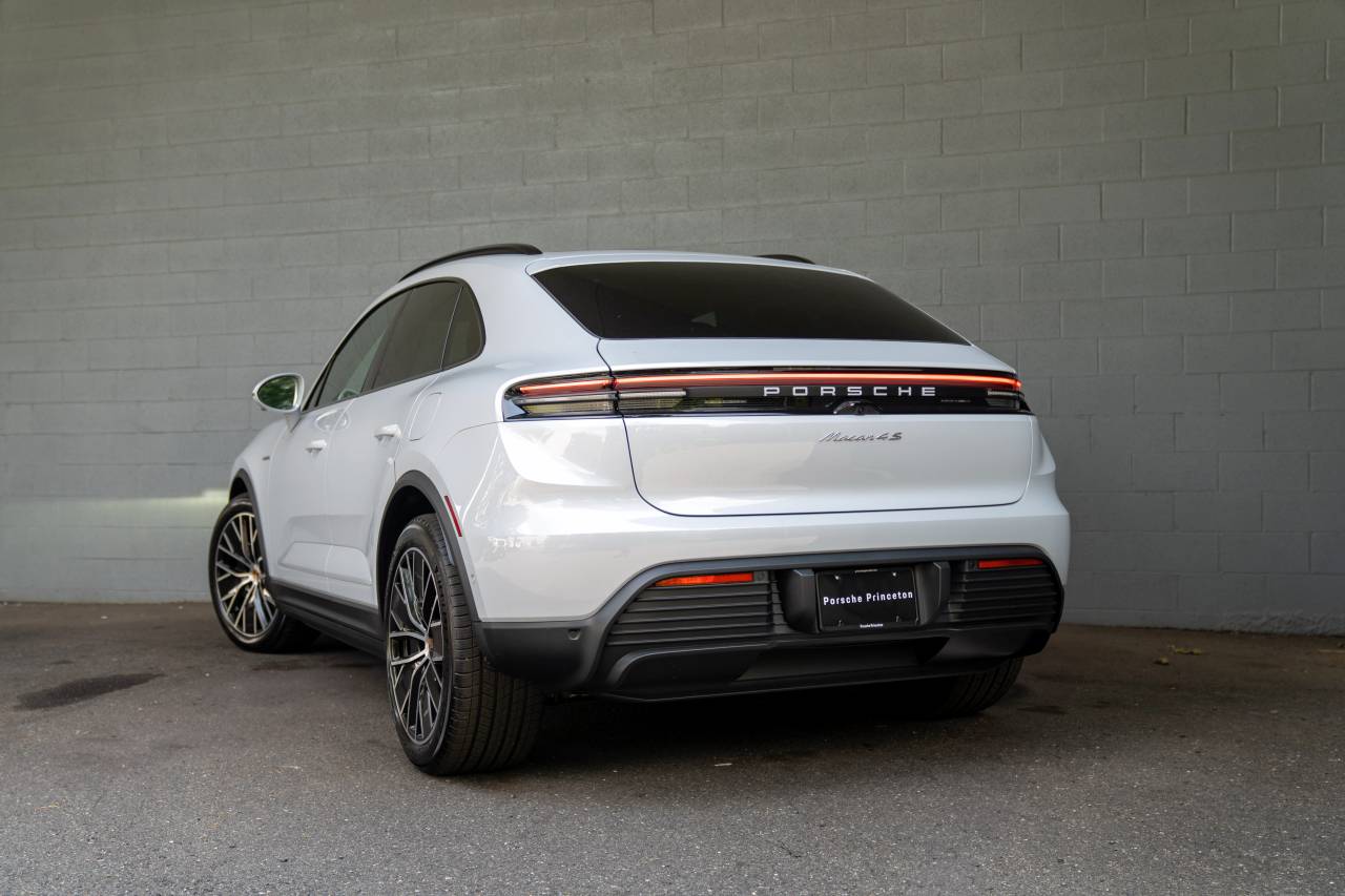 2025 Porsche Macan Electric photo 3