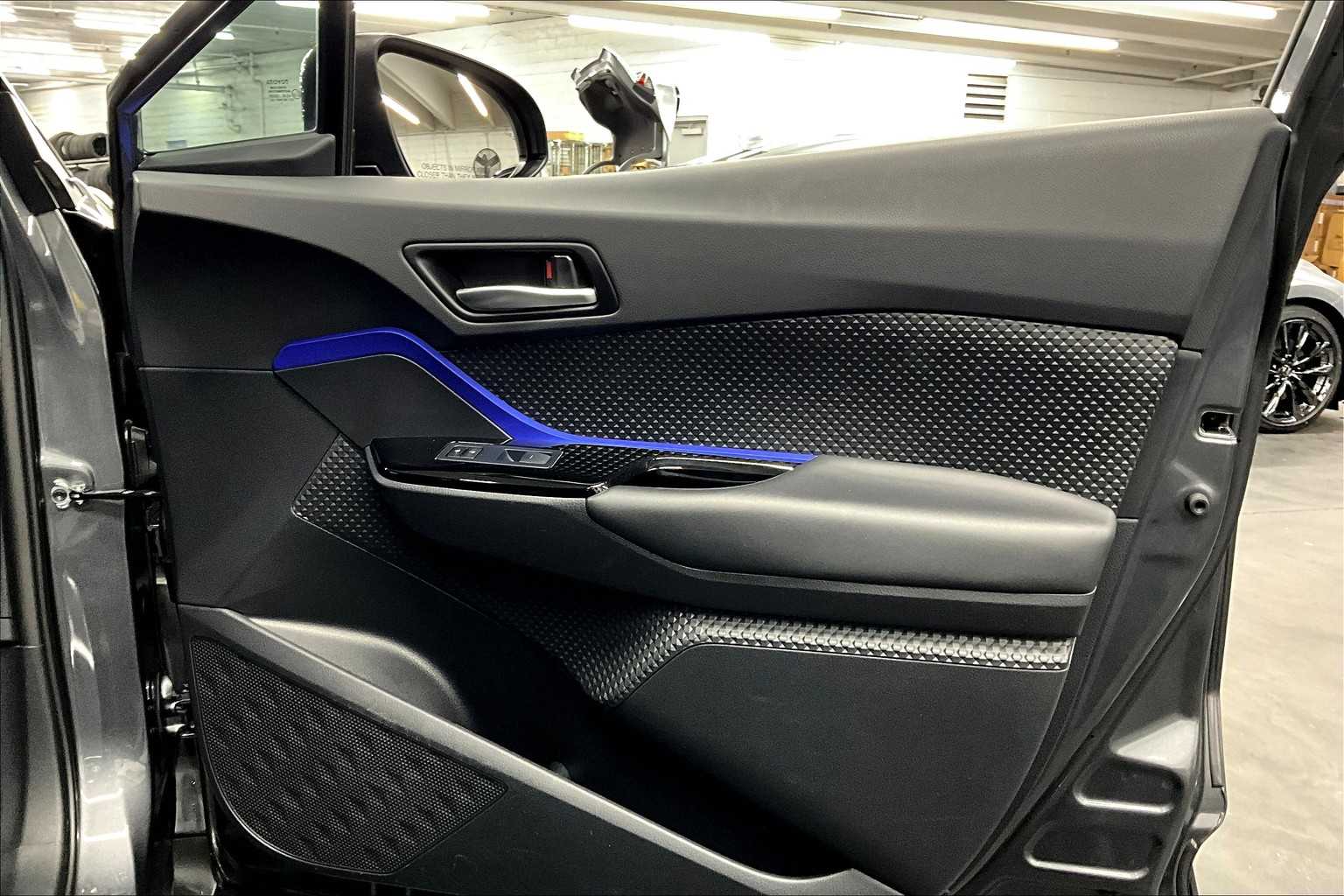 2022 Toyota C-HR XLE photo 22