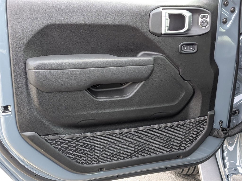 2025 Jeep Wrangler photo 10