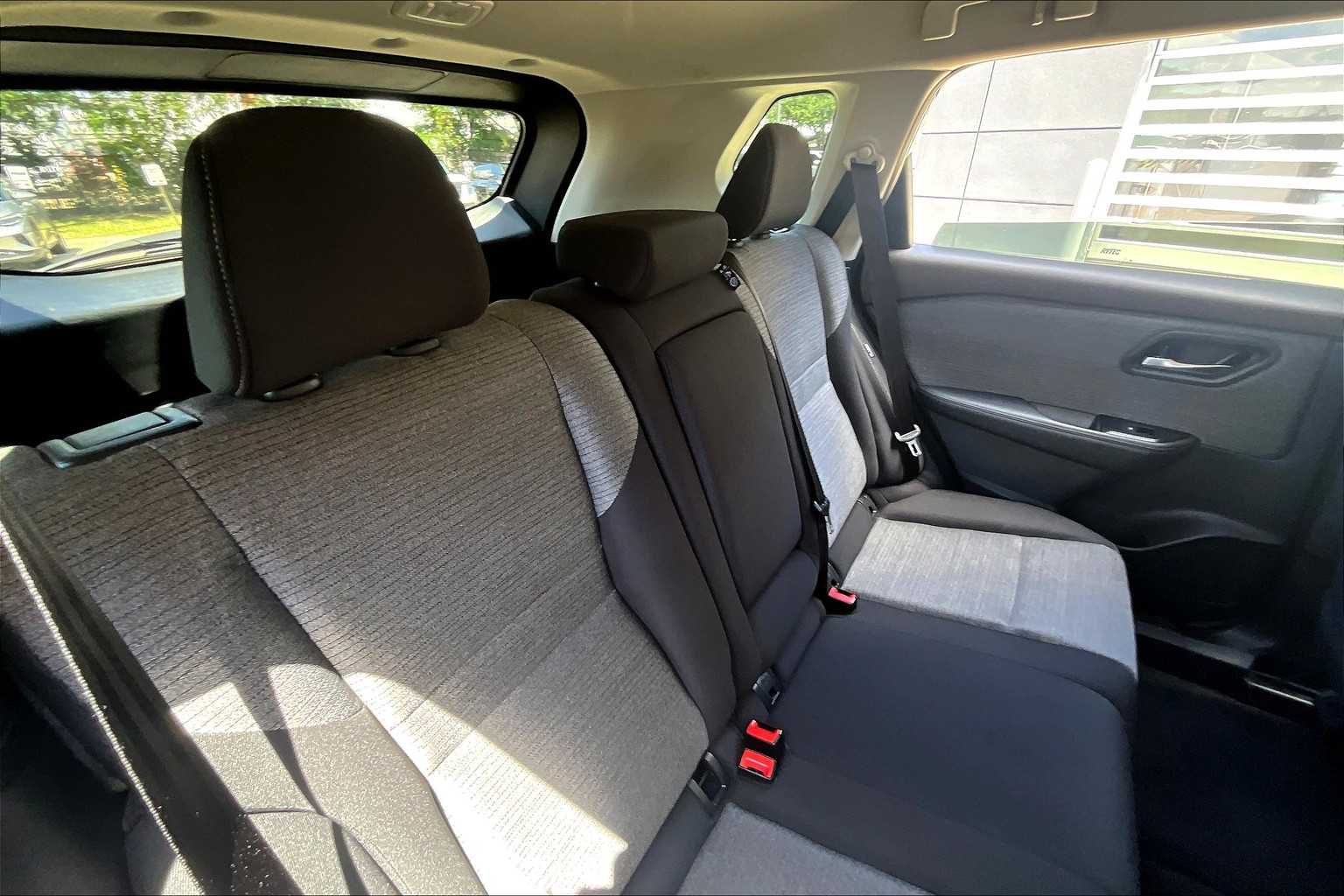 2023 Nissan Rogue SV photo 18