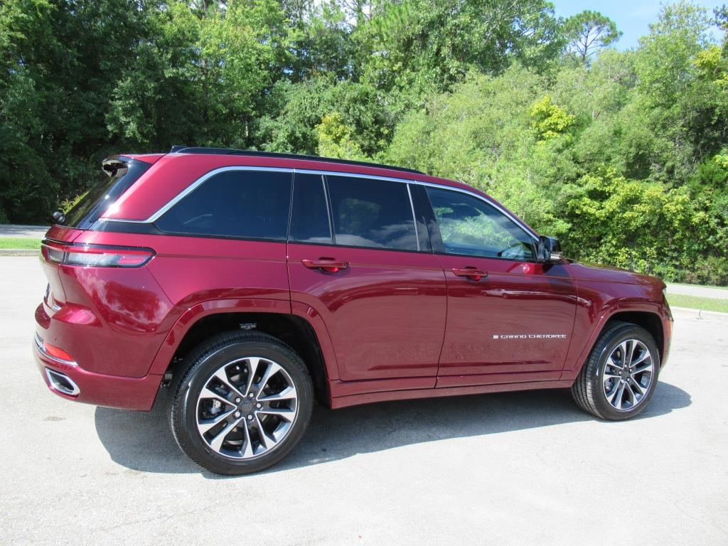 2025 Jeep Grand Cherokee Overland photo 4