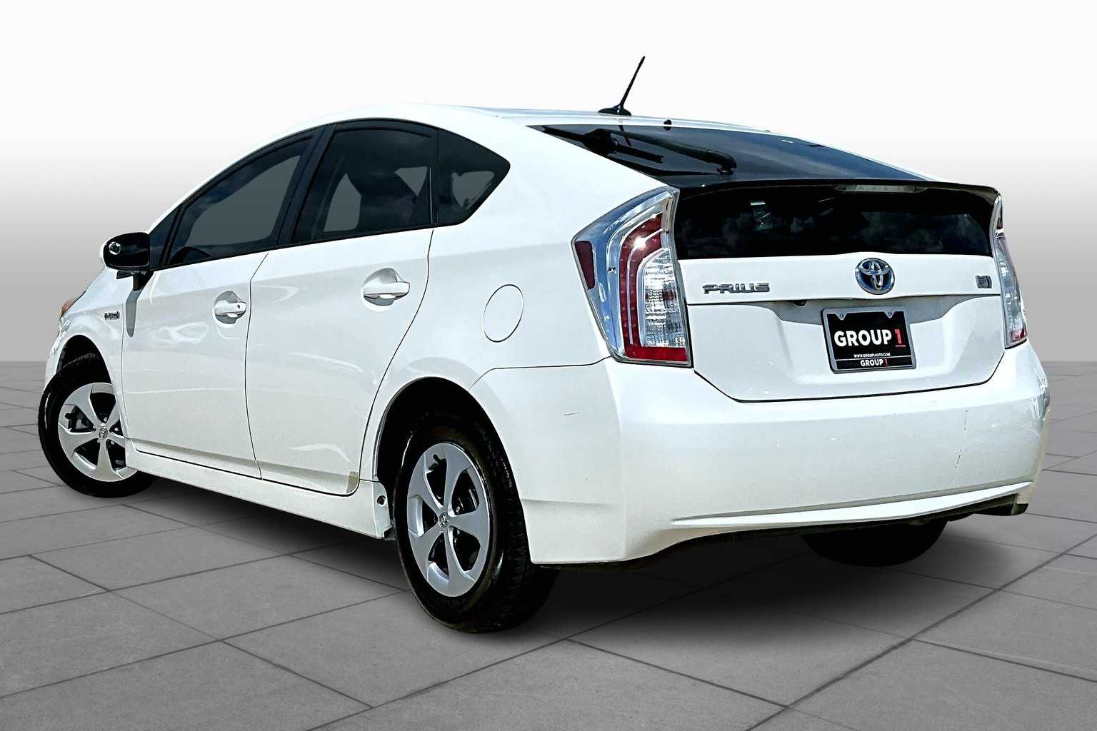 2014 Toyota Prius Two photo 11