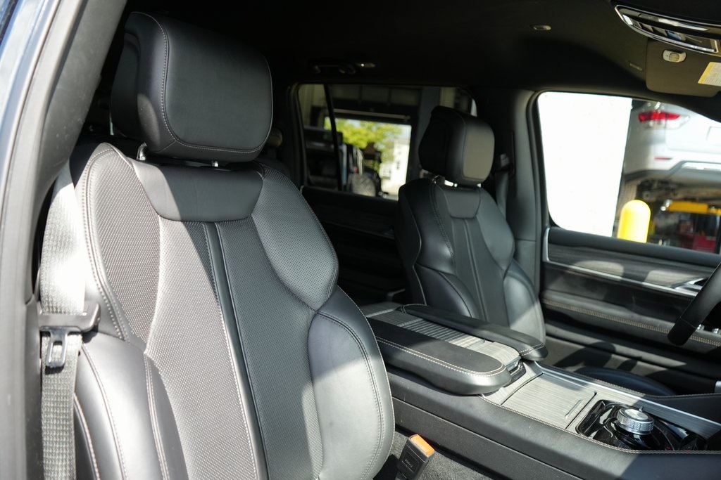 2024 Jeep Wagoneer L Series II photo 15