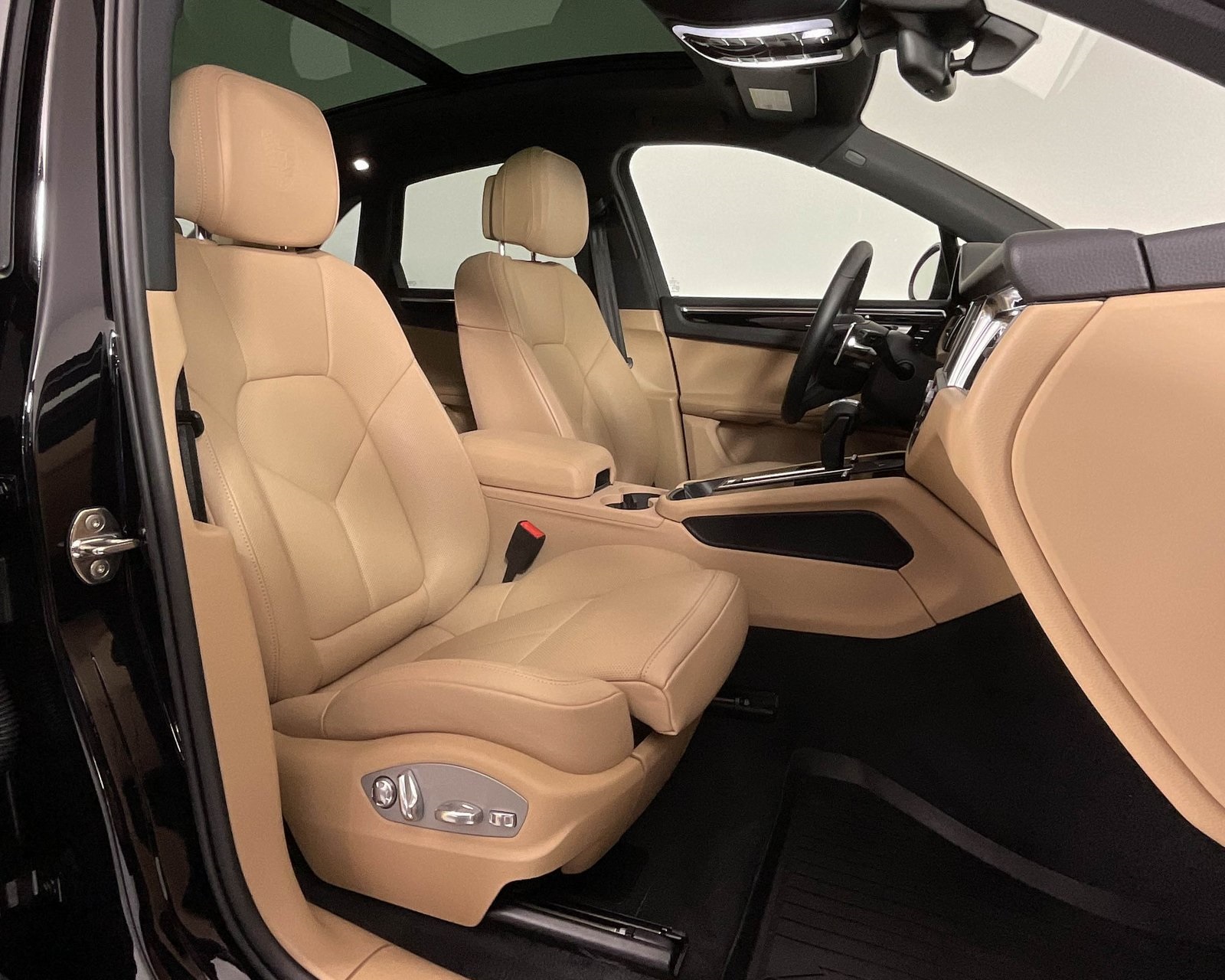 2024 Porsche Macan T photo 20