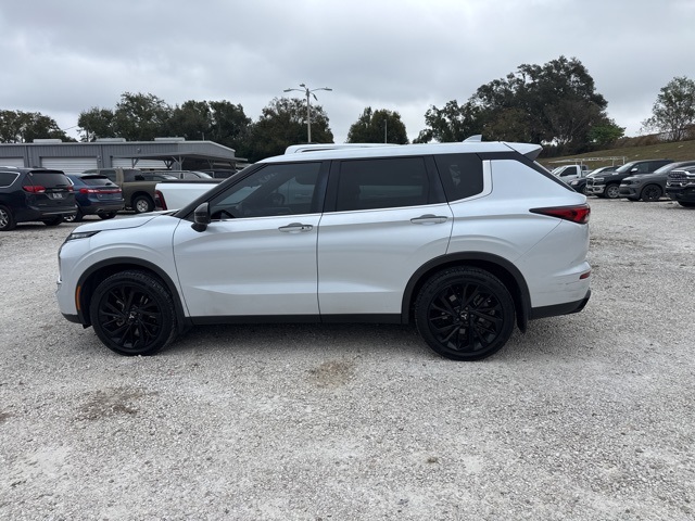 2022 Mitsubishi Outlander Black Edition's photo