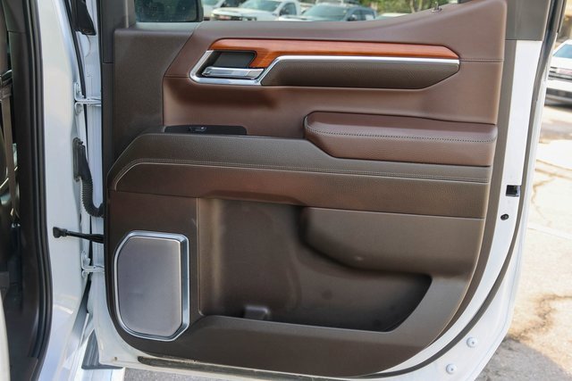 Used 2022 White Frost Tricoat GMC Denali image 21