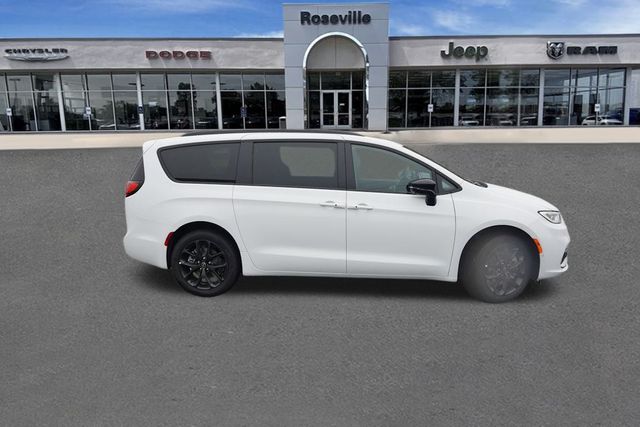 2026 Chrysler Pacifica Limited S Appearance photo 2