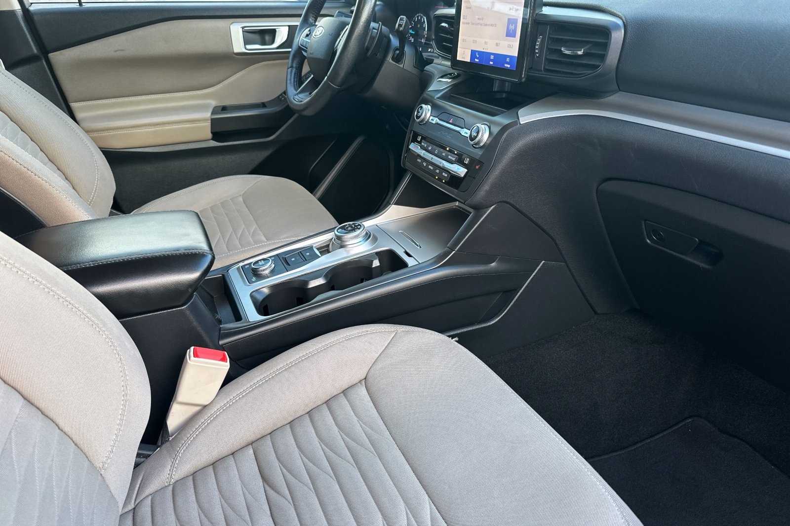 2020 Ford Explorer XLT photo 16