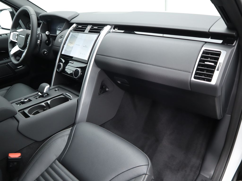 2025 Land Rover Discovery S photo 17