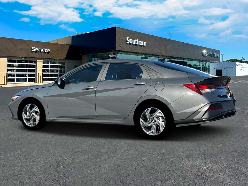 2025 Hyundai Elantra SEL Sport photo 3