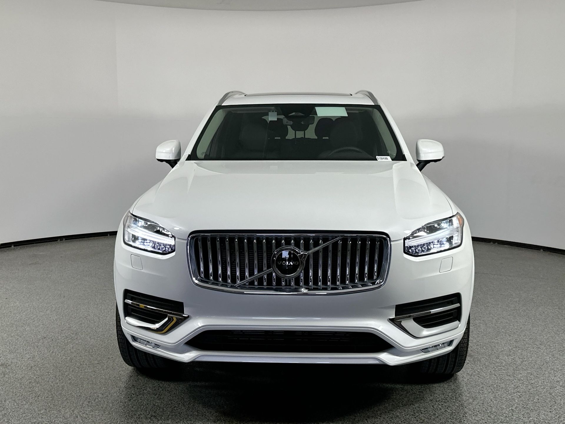 2025 Volvo XC90 B5 AWD Plus photo 2