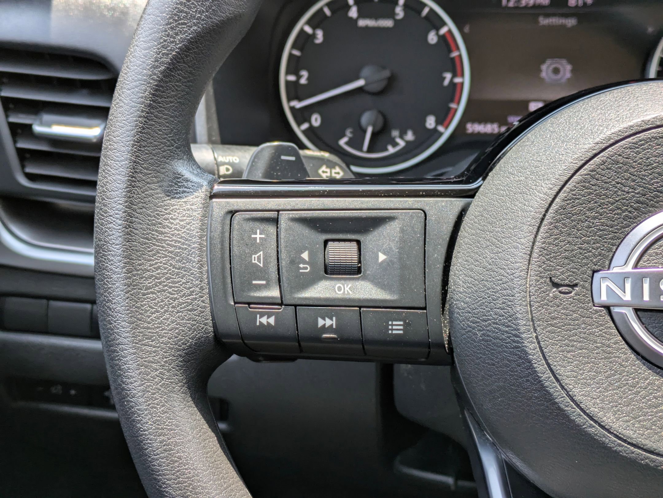 2023 Nissan Rogue SV photo 19