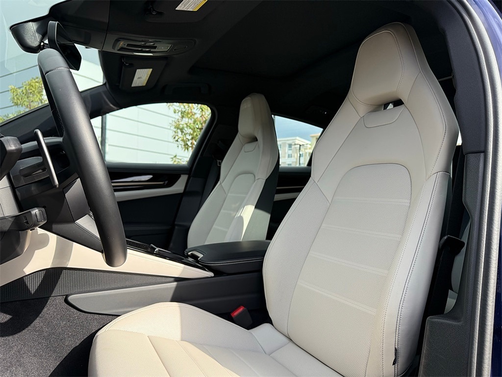 2024 Porsche Panamera 4 photo 4