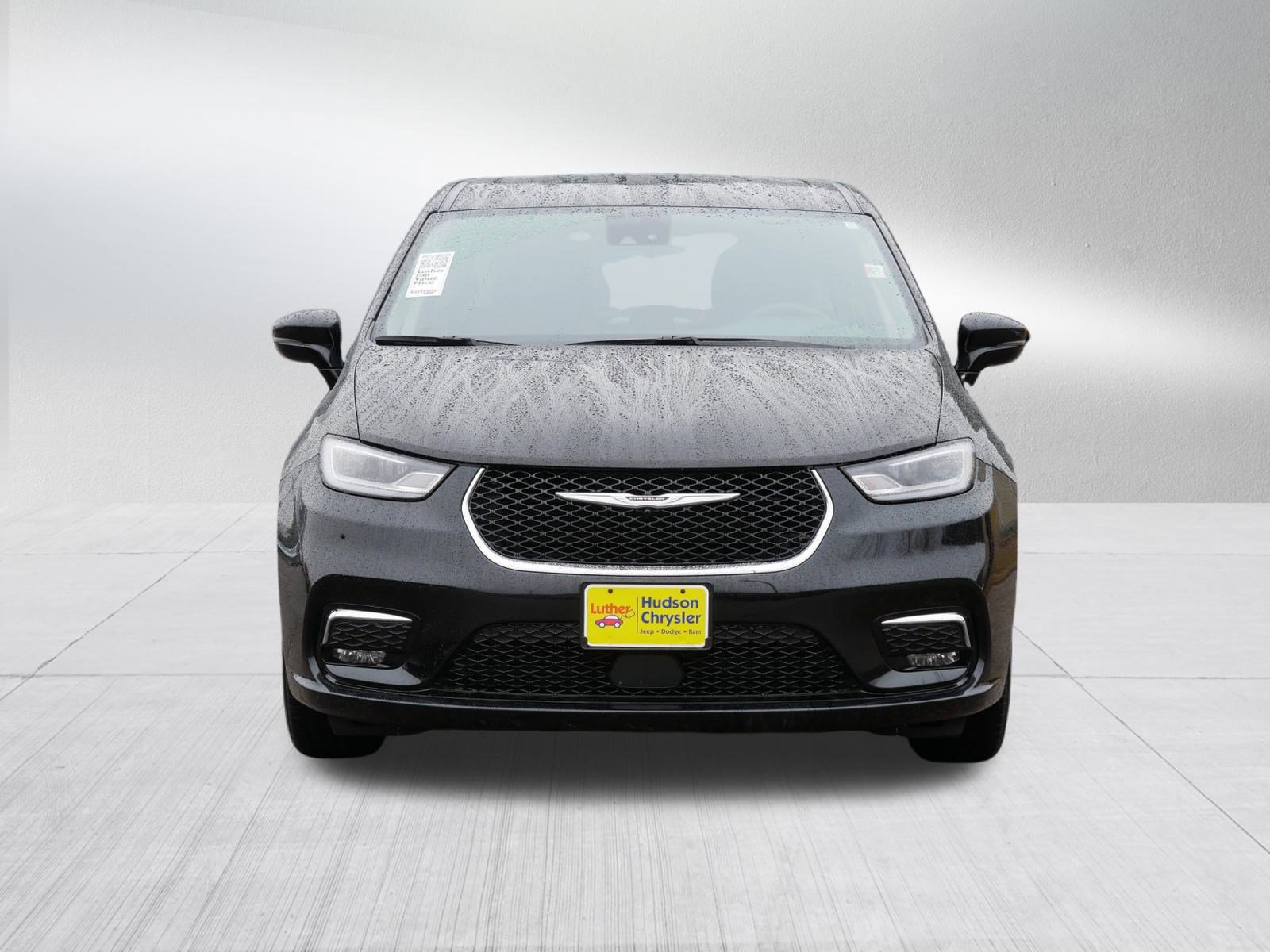 2024 Chrysler Pacifica Touring L photo 2