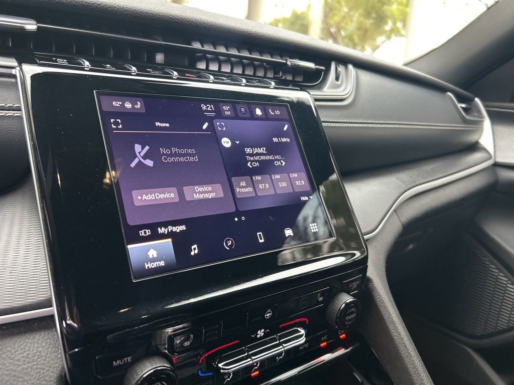 2023 Jeep Grand Cherokee Laredo Altitude photo 3