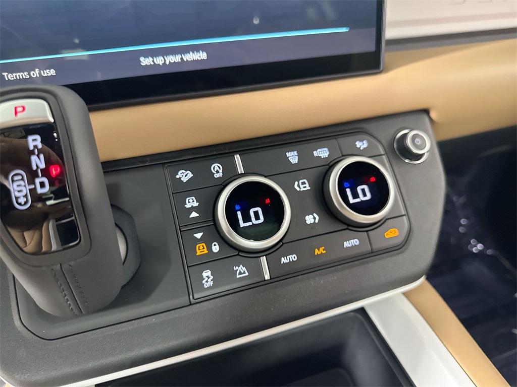 2025 Land Rover Defender 90 X-Dynamic SE photo 13