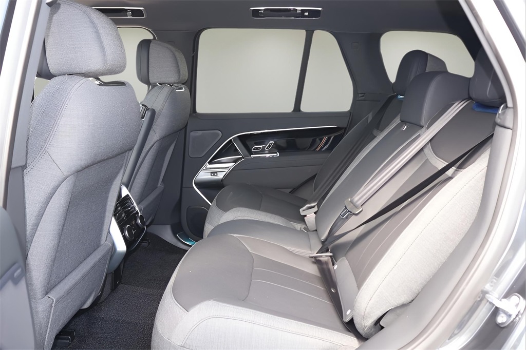 2025 Land Rover Range Rover SE photo 13