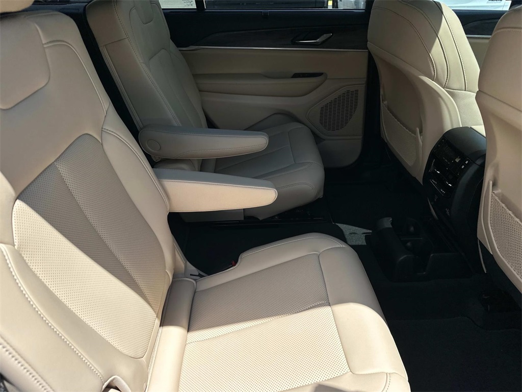 2025 Jeep Grand Cherokee Limited photo 4