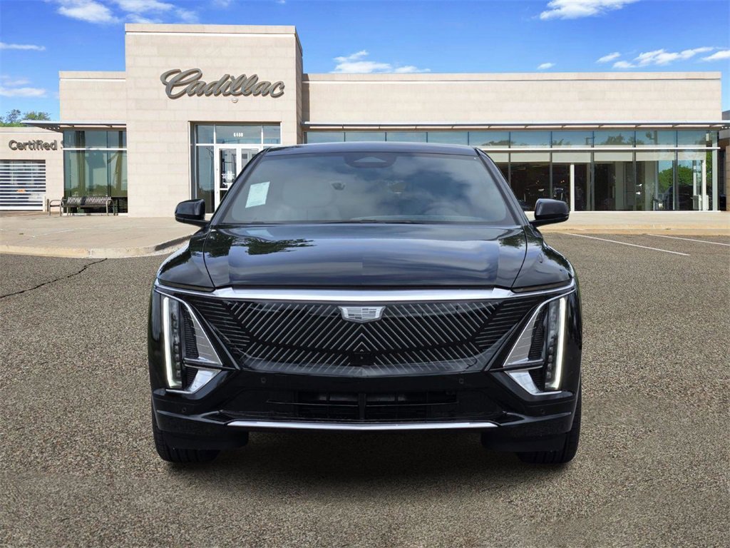 2025 Cadillac Lyriq Luxury photo 2