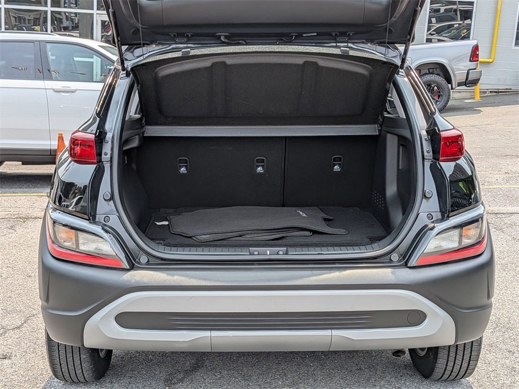 2023 Hyundai Kona SE photo 2