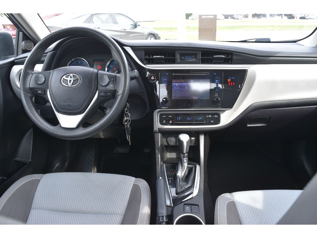 2019 Toyota Corolla LE photo 26