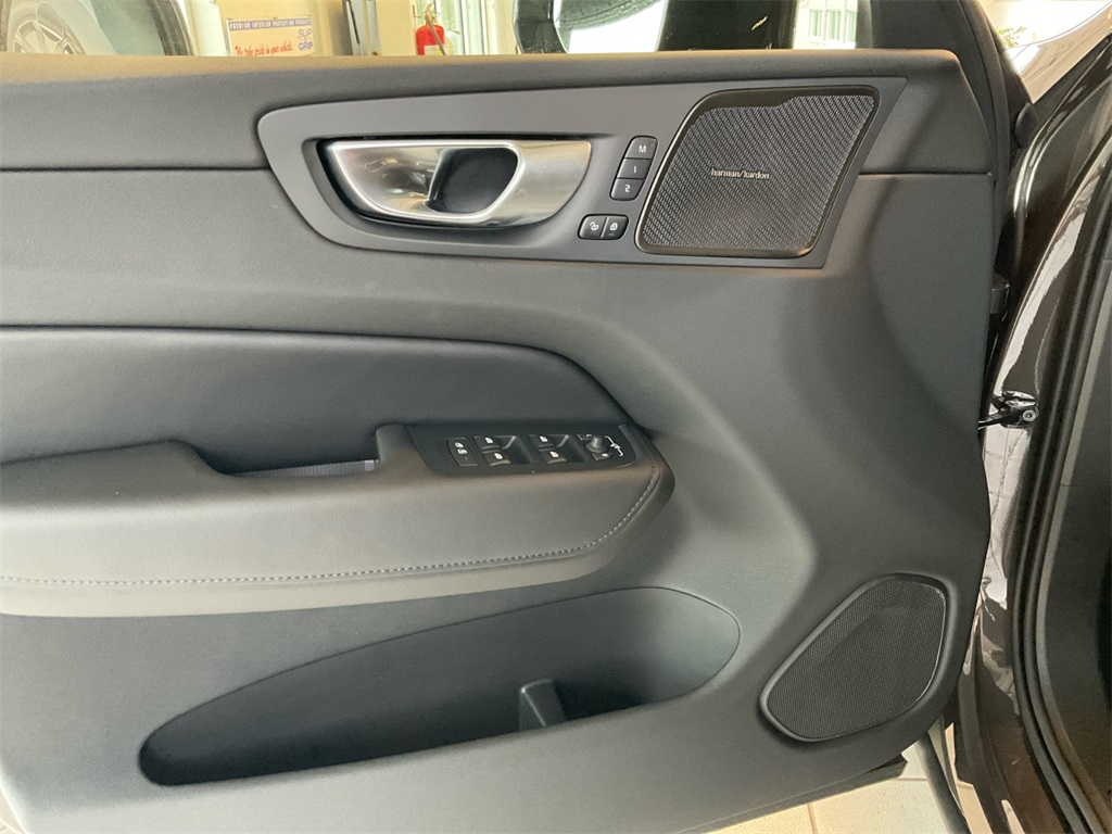 2025 Volvo XC60 B5 Plus photo 17