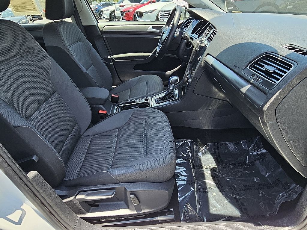 2019 Volkswagen e-Golf SE photo 3