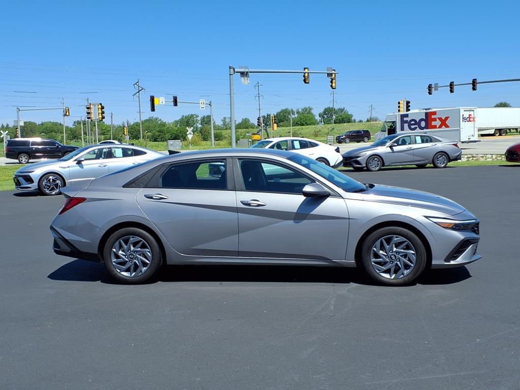 2024 Hyundai Elantra SEL photo 2