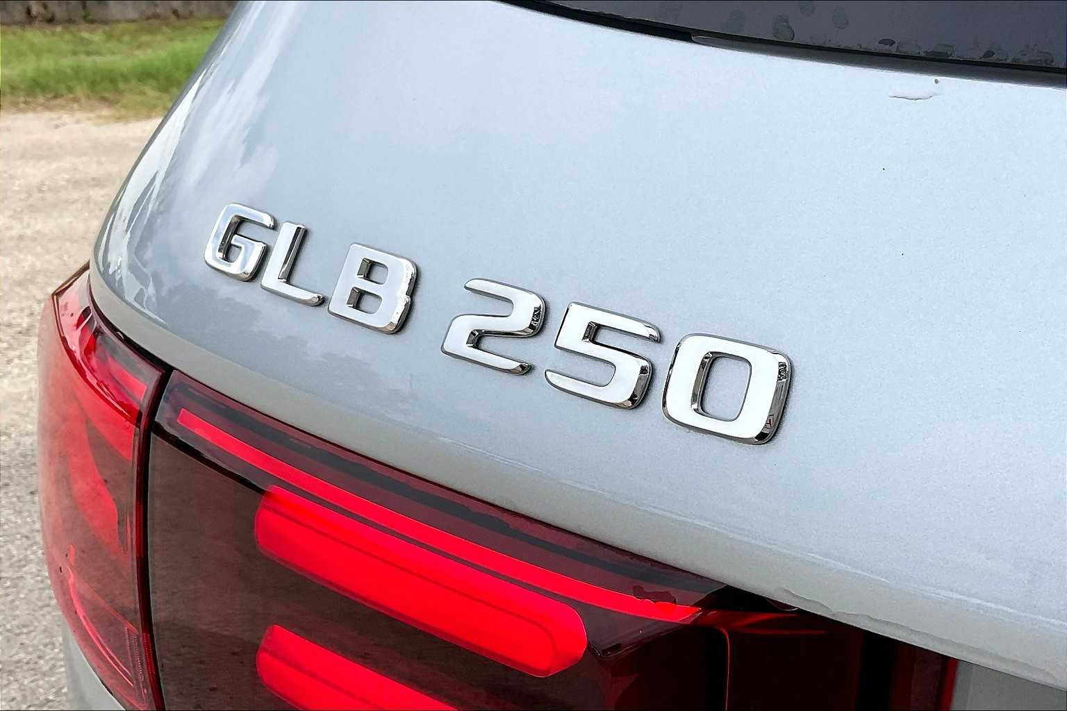 2025 Mercedes Benz GLB 250 photo 6