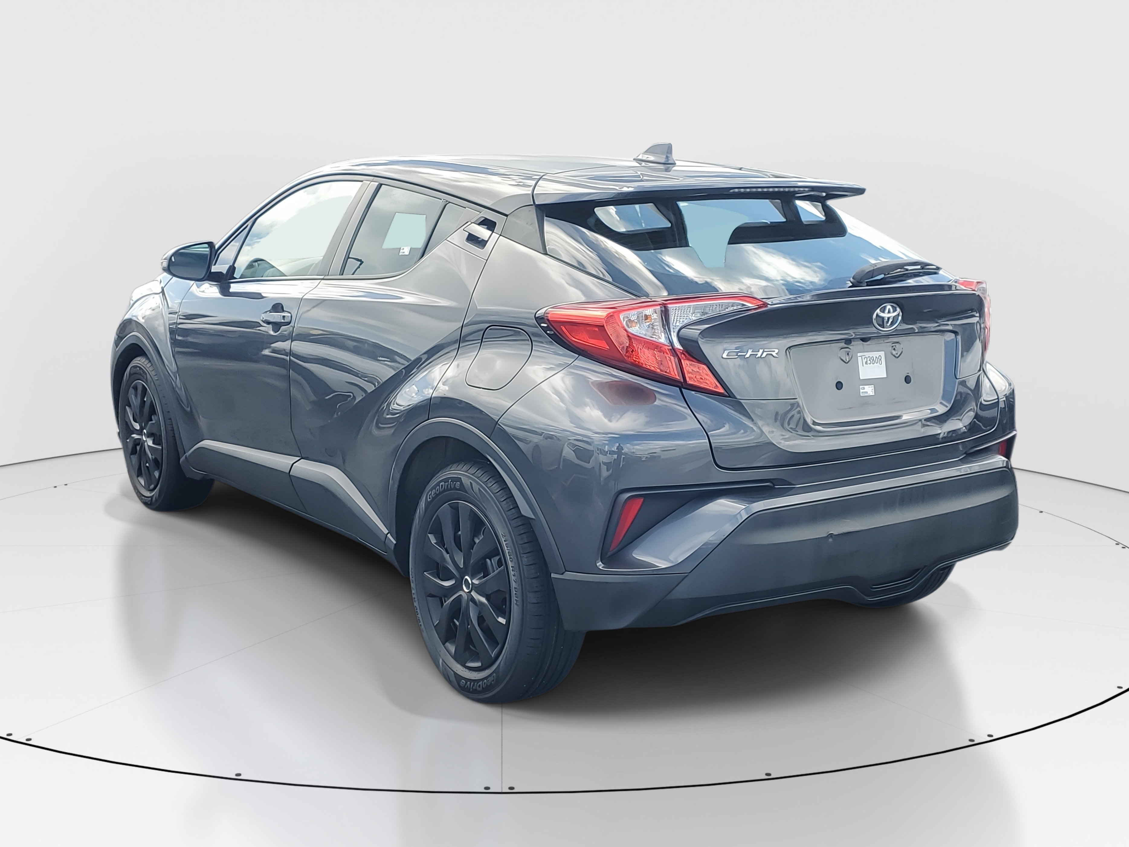 2020 Toyota C-HR LE photo 5
