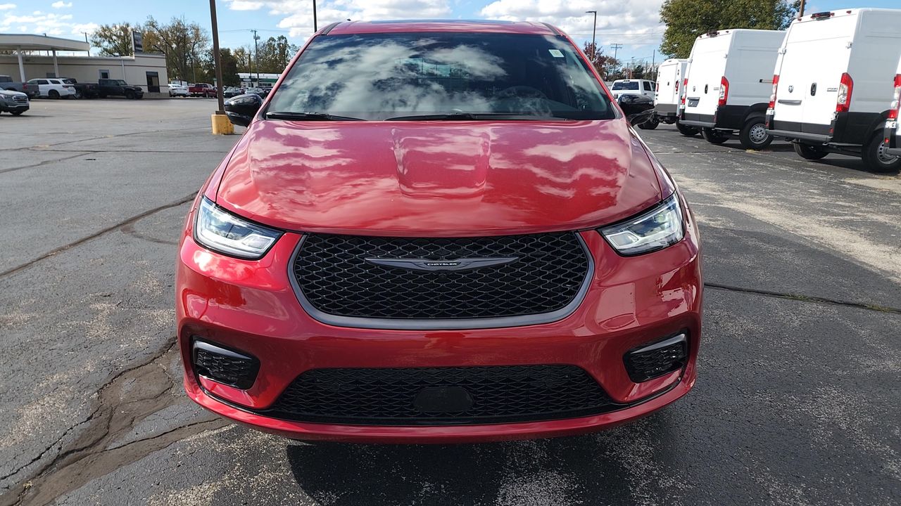 2026 Chrysler Pacifica photo 3