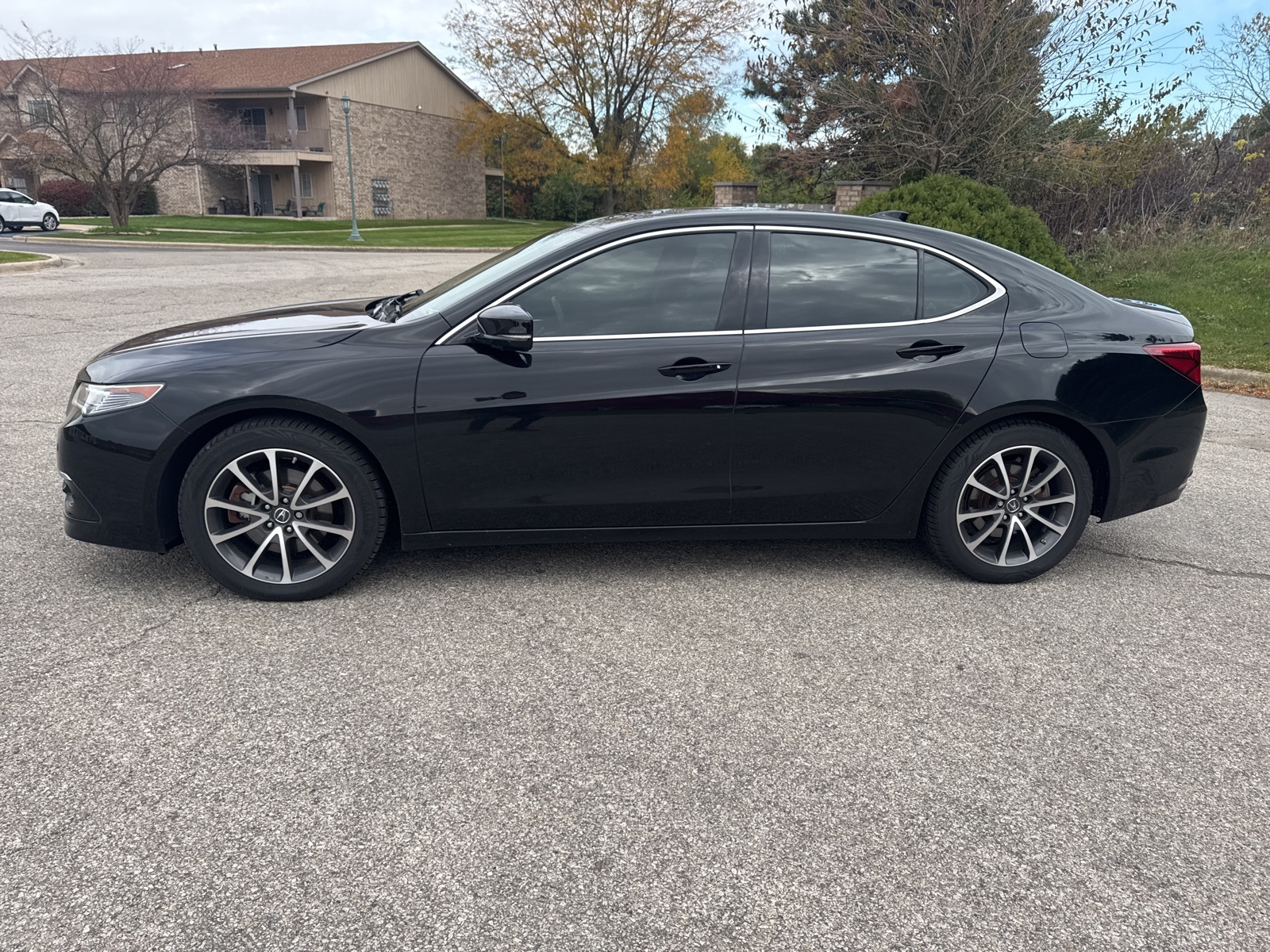 2016 Acura TLX SH-AWD Advance photo 2