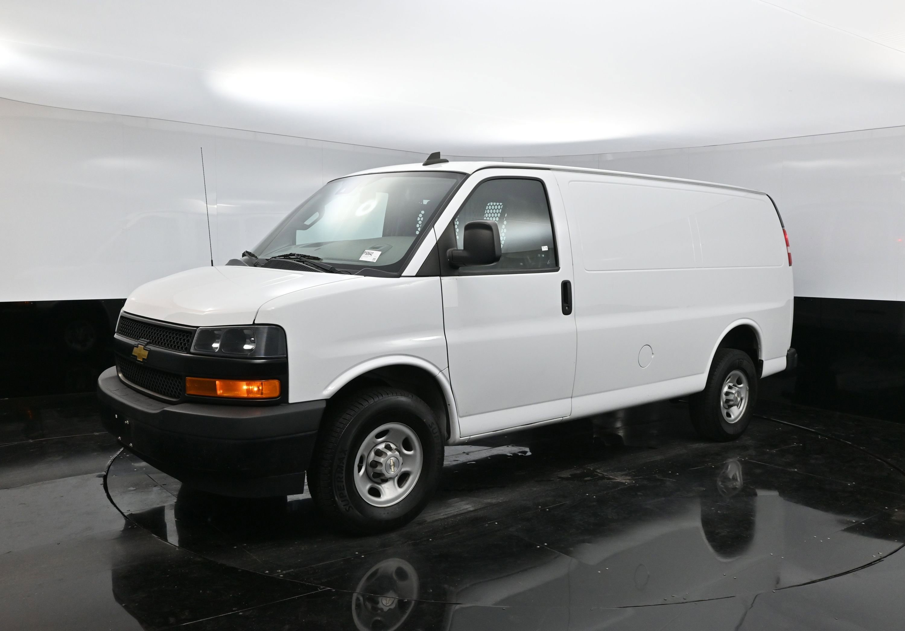 2021 Chevrolet Express Cargo 2500 photo 3
