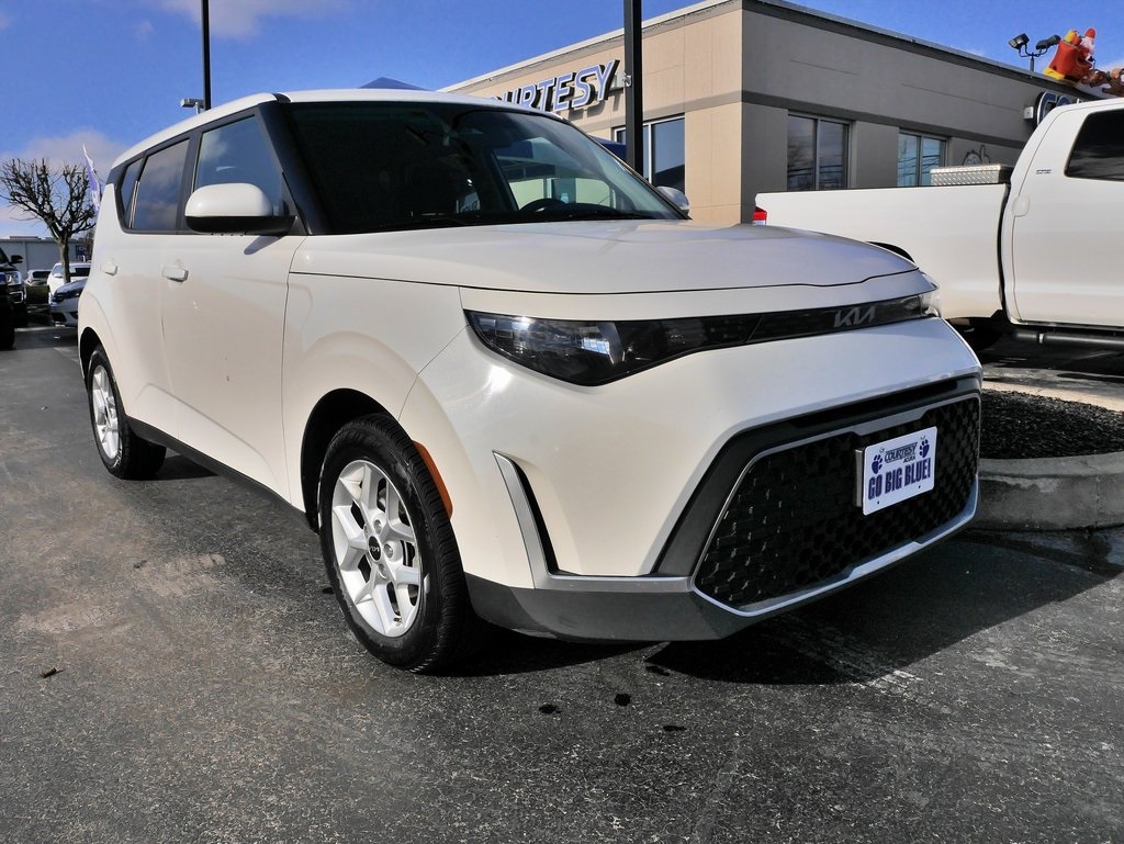 2023 Kia Soul LX's photo