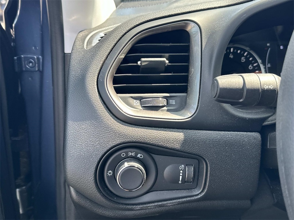 2023 Jeep Renegade Latitude photo 25