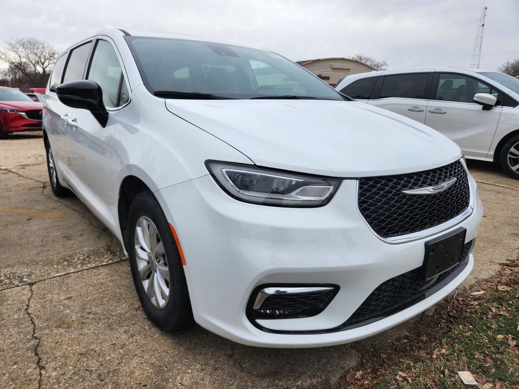 2024 Chrysler Pacifica Limited's photo