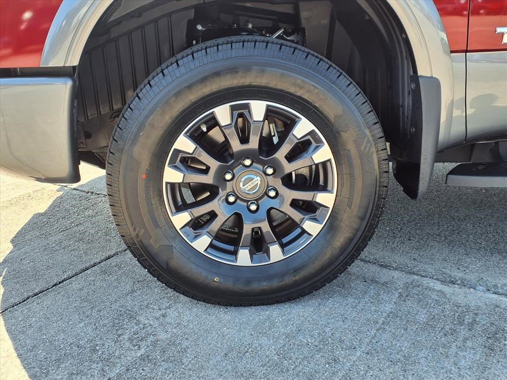 2016 Nissan Titan PRO-4X Crew Cab photo 2
