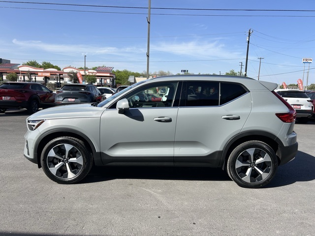 2025 Volvo XC40 Plus photo 3