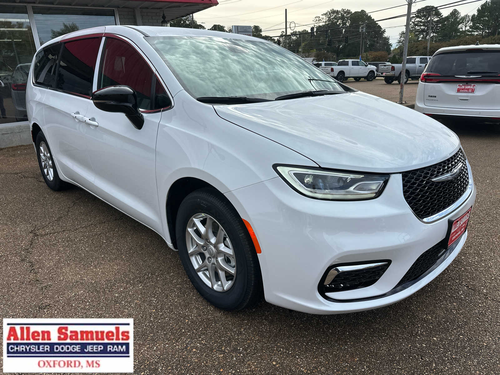 2026 Chrysler Pacifica Select's photo