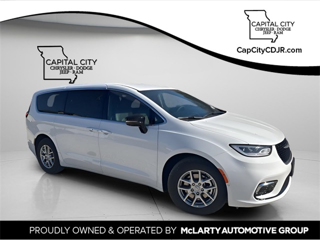 2026 Chrysler Pacifica Select's photo