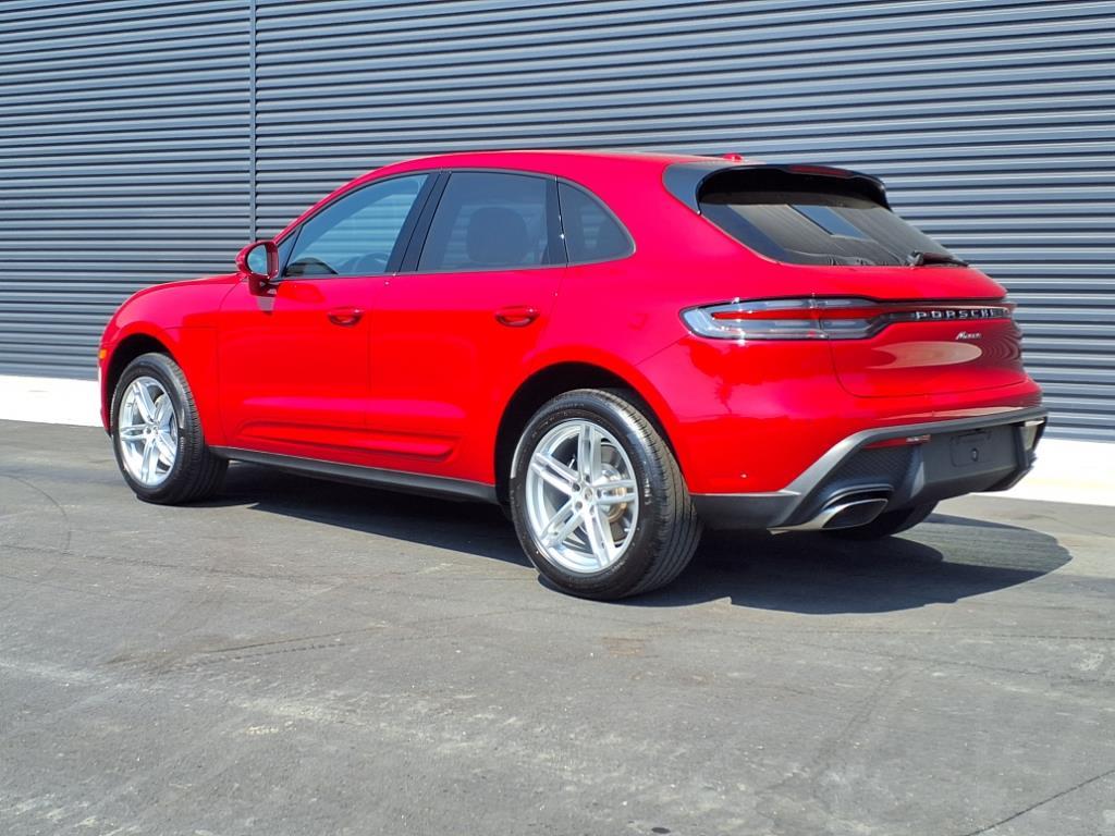 2022 Porsche Macan photo 2