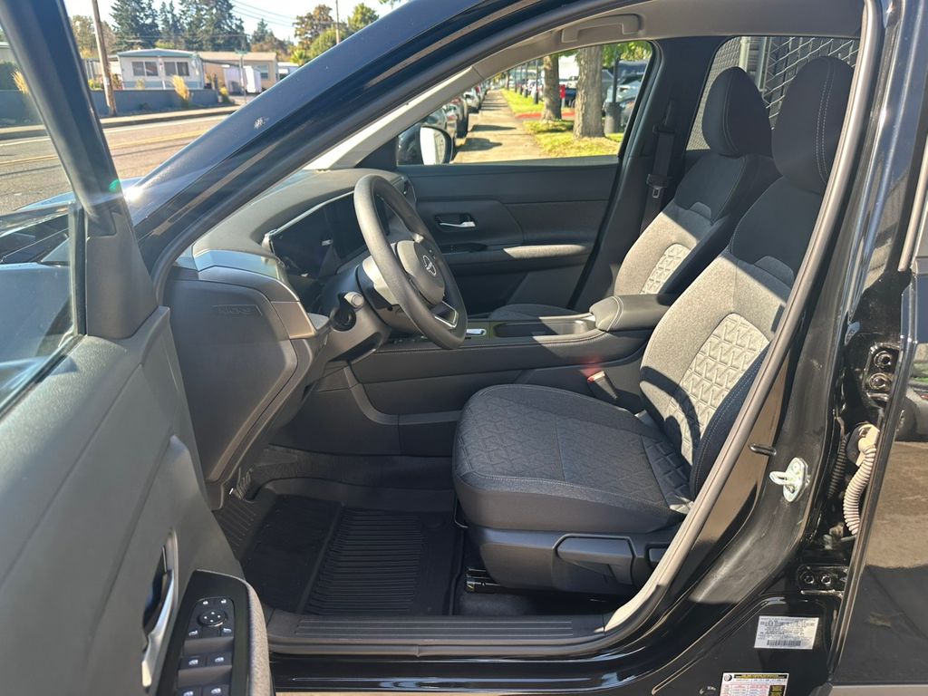 2025 Nissan Kicks SV photo 14