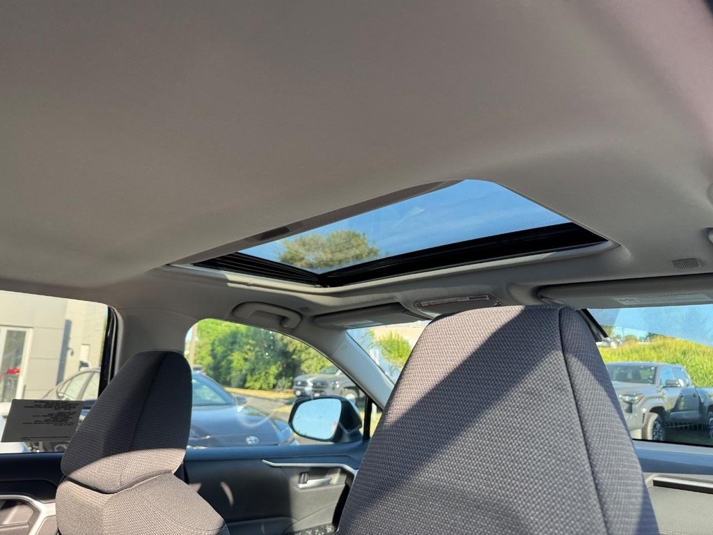 2025 Toyota RAV4 Hybrid XLE photo 5