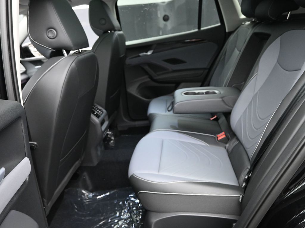 2025 Volkswagen Tiguan SE photo 2