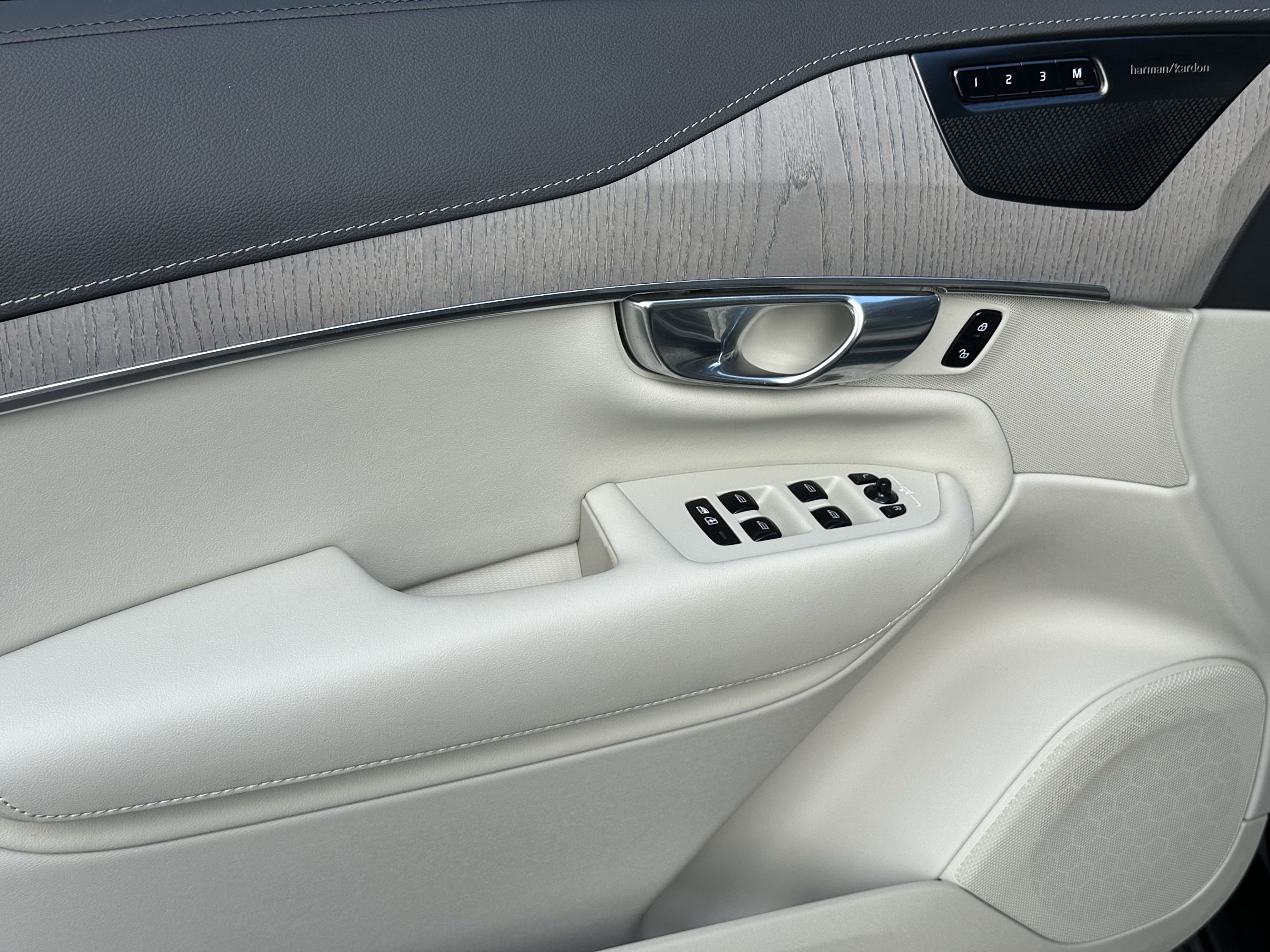 2025 Volvo XC90 photo 2